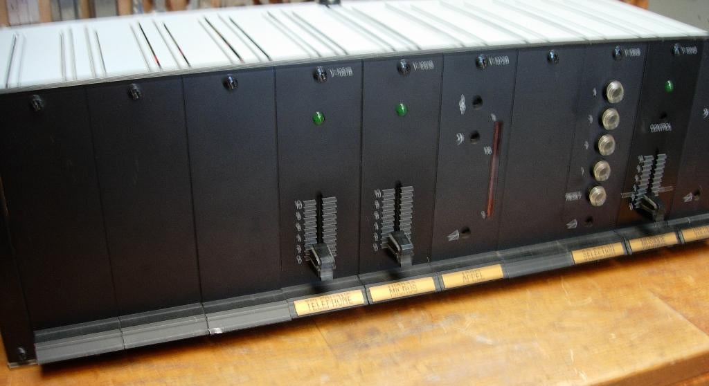 240W TOA VP-1240B VDE + TOA V-1000B versterker goede staat, Audio, Tv en Foto, Professionele apparaten, Ophalen, Zo goed als nieuw