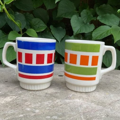2 petites tasses hautes colorées Boch Delta, Antiquités & Art, Antiquités | Services (vaisselle) pièces, Enlèvement ou Envoi