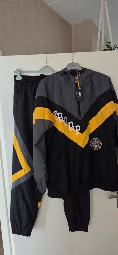Nieuw track suite Merk Troop Maat L, Kleding | Heren, Sportkleding, Maat 52/54 (L), Verzenden, Zwart, Nieuw