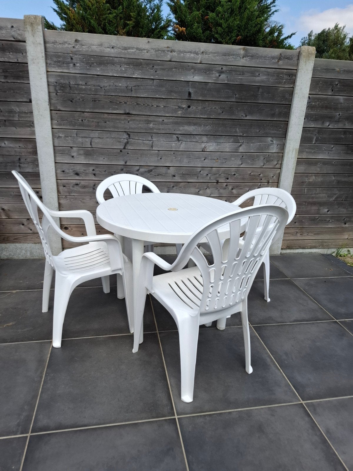 Ronde tafel met 4 tuinstoelen, Ophalen, Gebruikt, Plastic, Stapelbaar