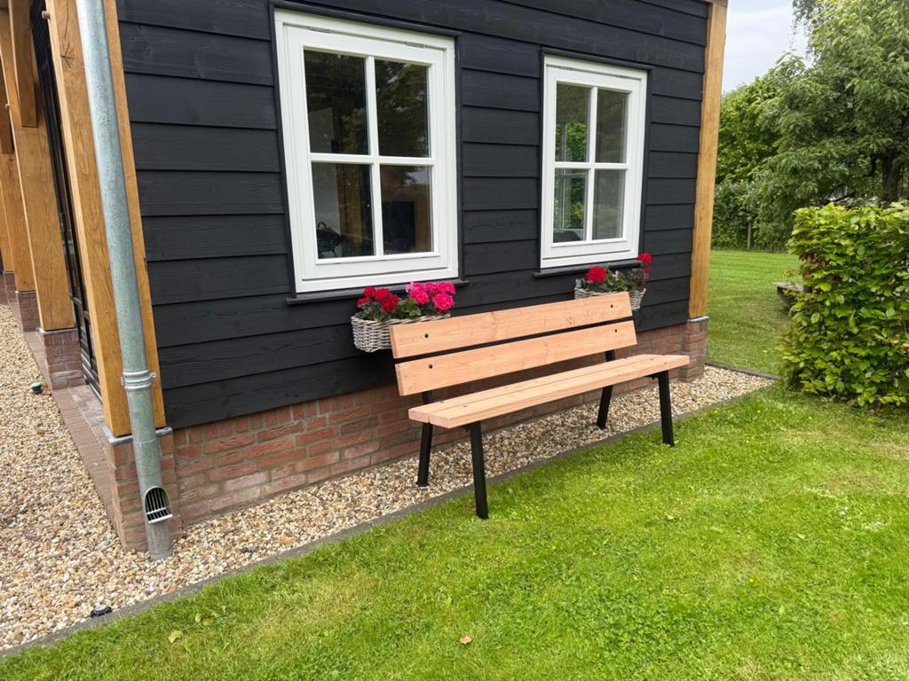 Houten tuinbankje - zwart gepoedercoated frame, Tuin en Terras, Tuinbanken, Nieuw, Metaal, Schommelbank, Ophalen