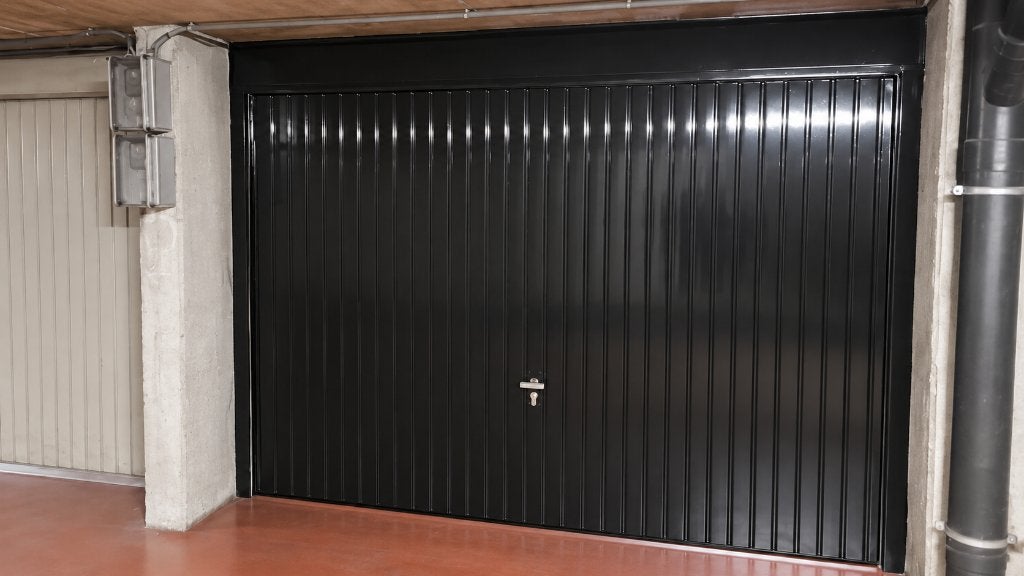 Garage fermé 17 m² avec électricité – Gare de l’Ouest, Immo