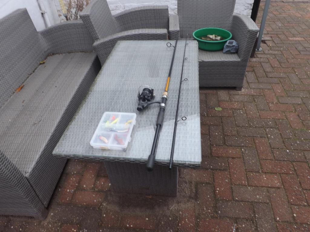 roofvis hengel merk OKUMA met molen + doos roofvis mat, Watersport en Boten, Hengelsport | Roofvissen, Ophalen, Gebruikt, Werphengel