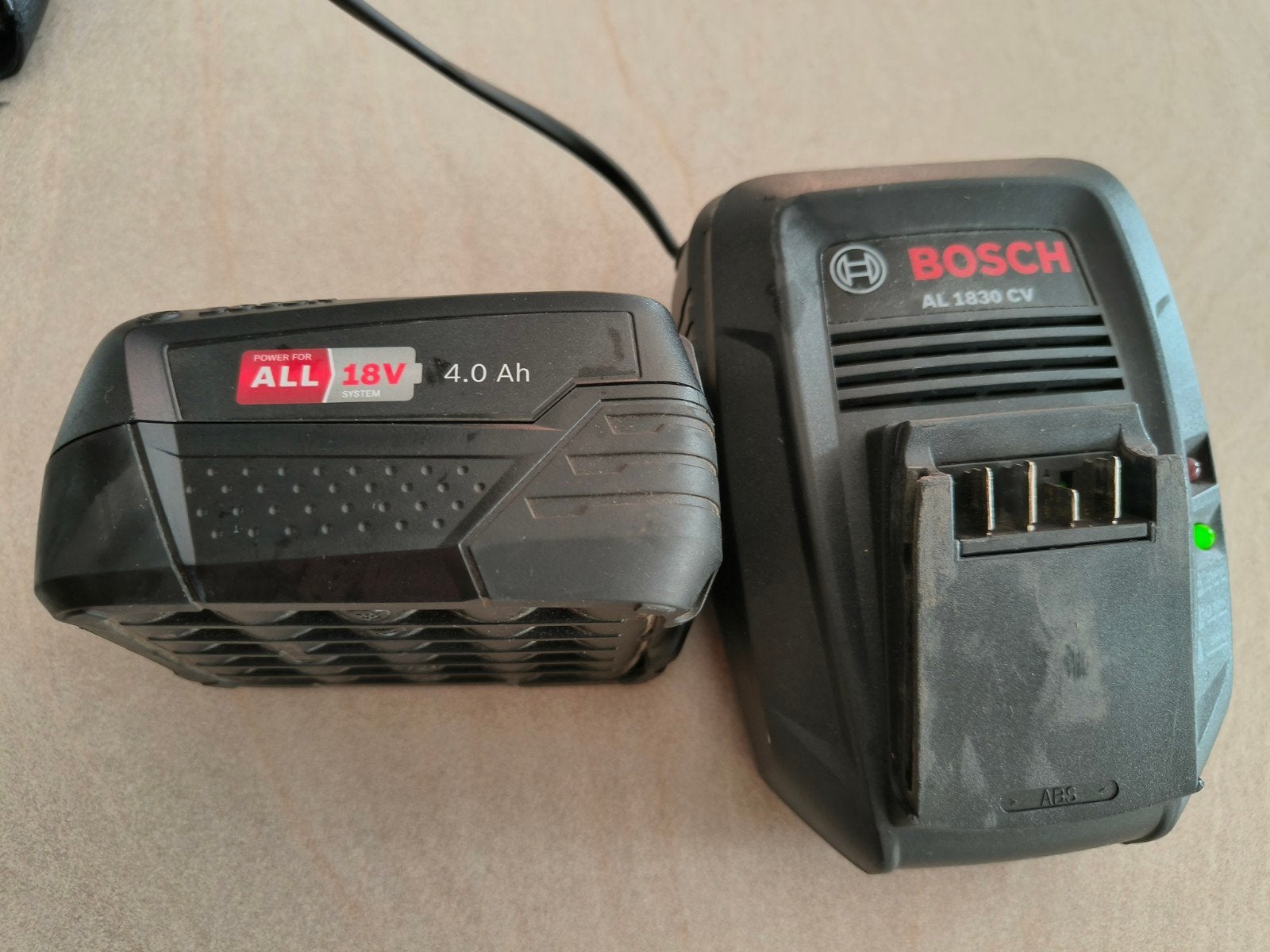 Bosch accu 18v 4.0Ah + lader, Doe-het-zelf en Bouw, Ophalen