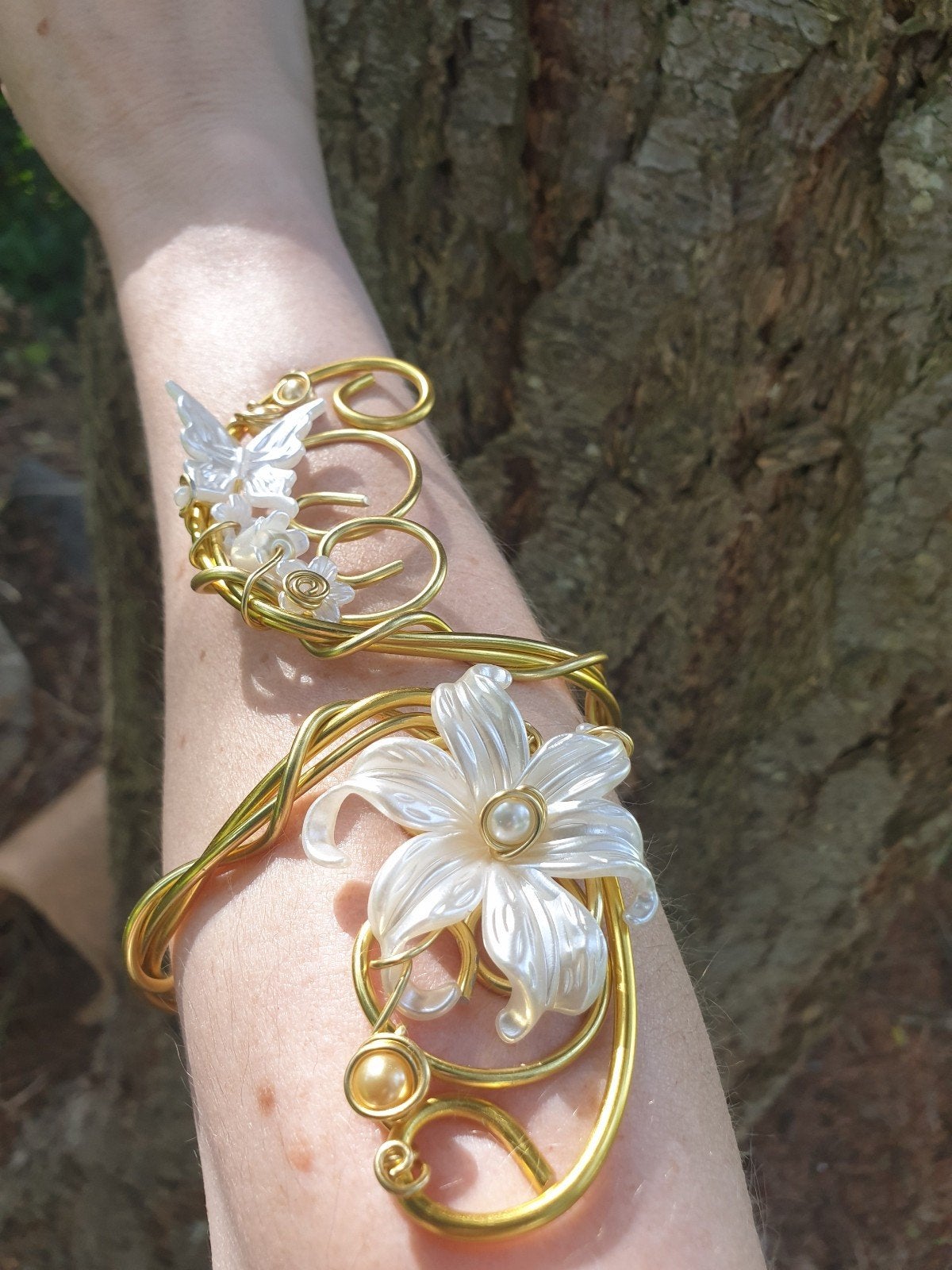 Bracelet de Bras avec papillon or et blanc, Bijoux, Sacs & Beauté, Bracelets, Neuf, Avec bracelets à breloques ou perles, Synthétique ou Plastique