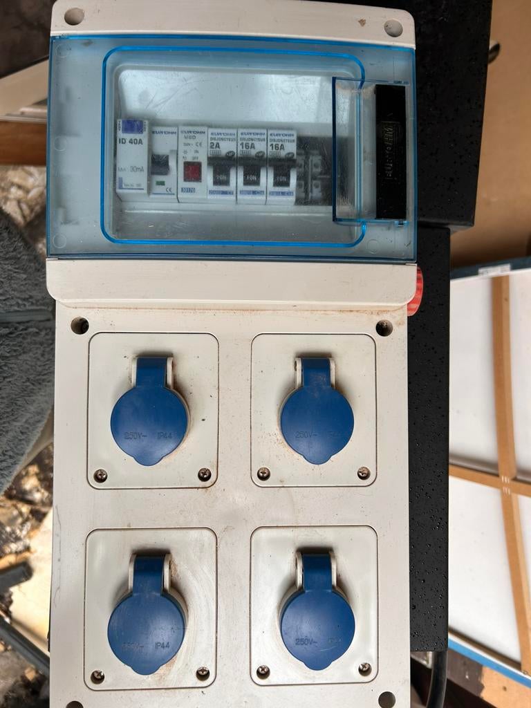 Coffret électrique de chantier 4 prises + disjoncteurs, Enlèvement, Utilisé, Autres types