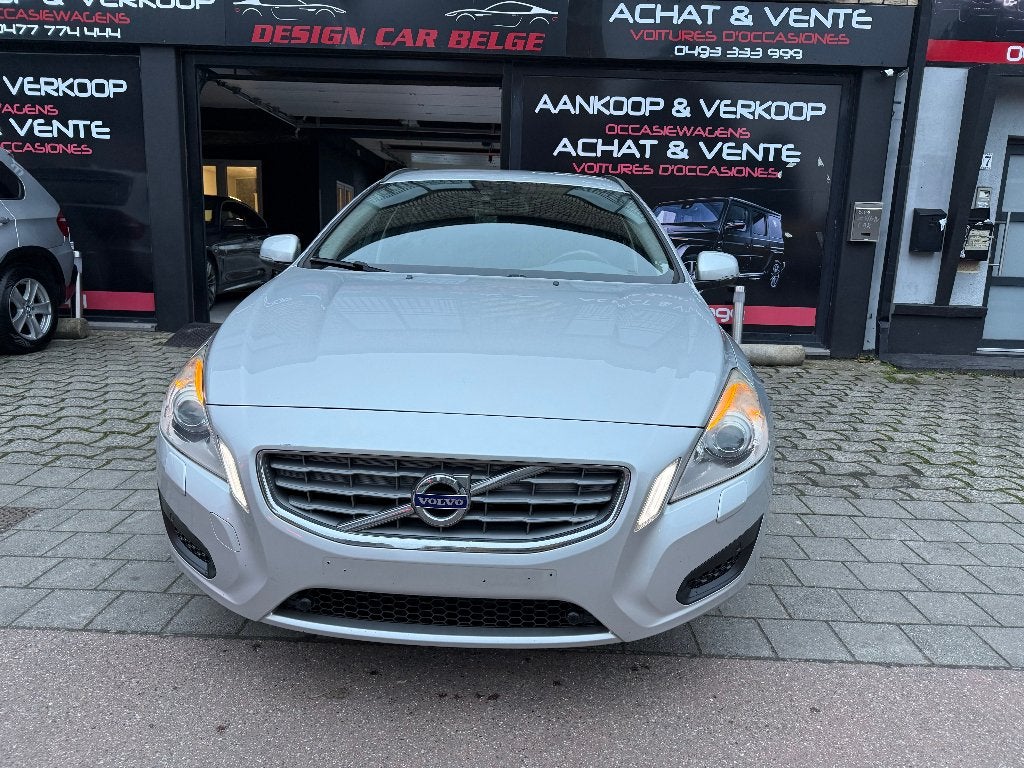 Volvo V40 T2 Essence 2000cc année 2019 Navigation Led, Autos, Argent ou Gris, Achat, Alarme, Euro 6