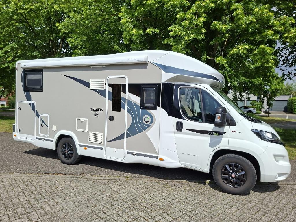 Chausson 777 GA op Fiat met slechts 18.700 km-goed als nieuw, Caravanes & Camping, Camping-cars, Siège de train, Jusqu'à 5, Fiat