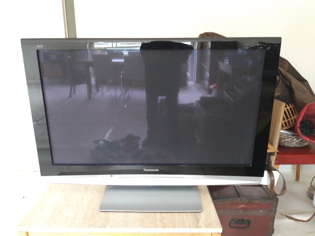 TV met zowel staander als ophangsysteem, Ophalen, Panasonic, LCD, Zo goed als nieuw