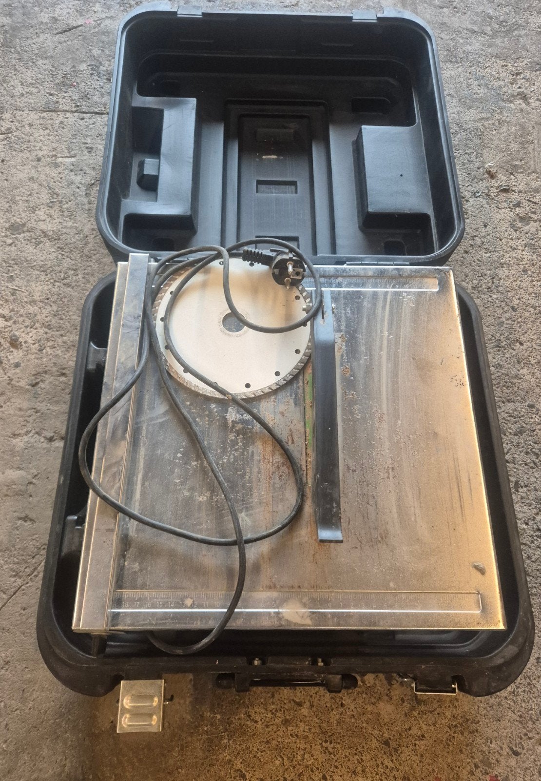 L'image montre un coupe-carreaux électrique portable, Enlèvement