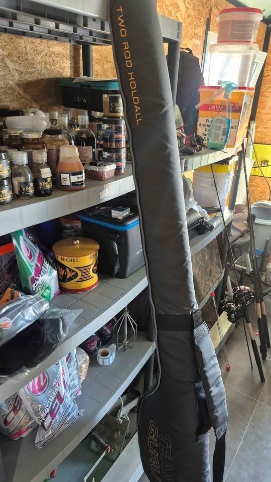A VENDRE FOURREAU GURU 2 ROD HOLDALL ETAT IMPECCABLE, Enlèvement, Comme neuf, Canne à lancer