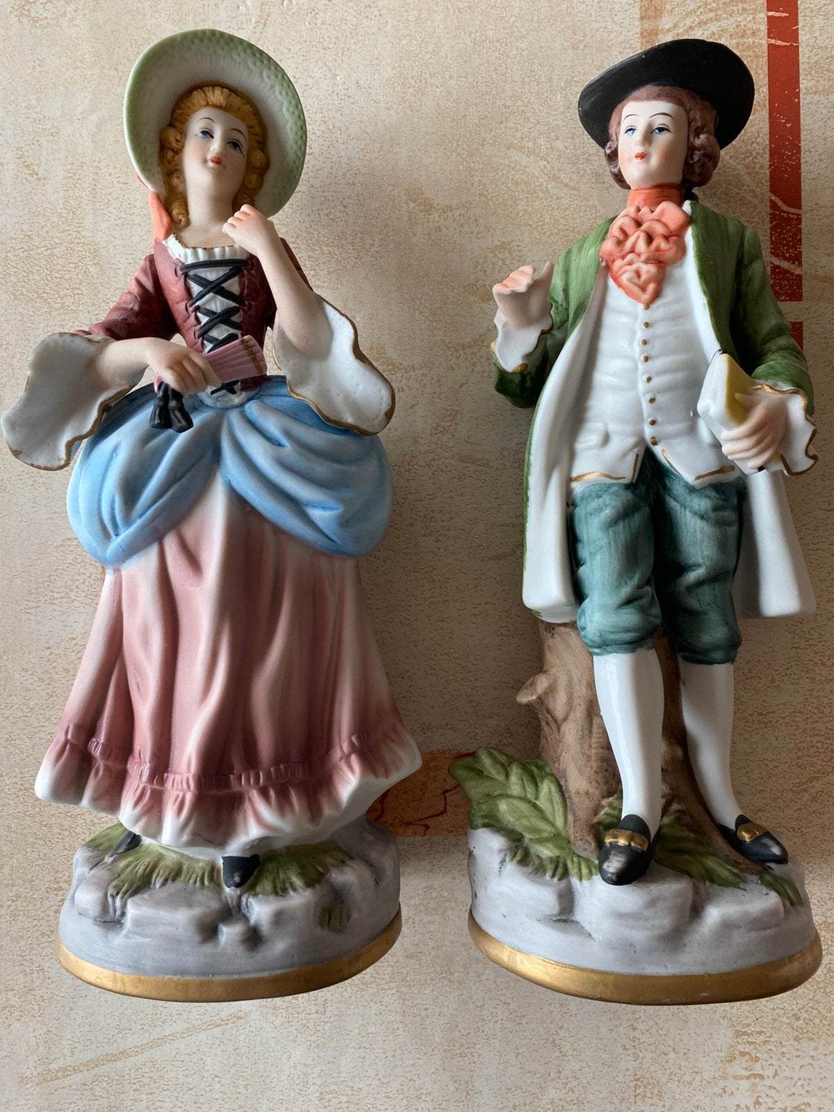 Porseleinen koppel: Rococo dame en heer met boek, Antiek en Kunst, Ophalen