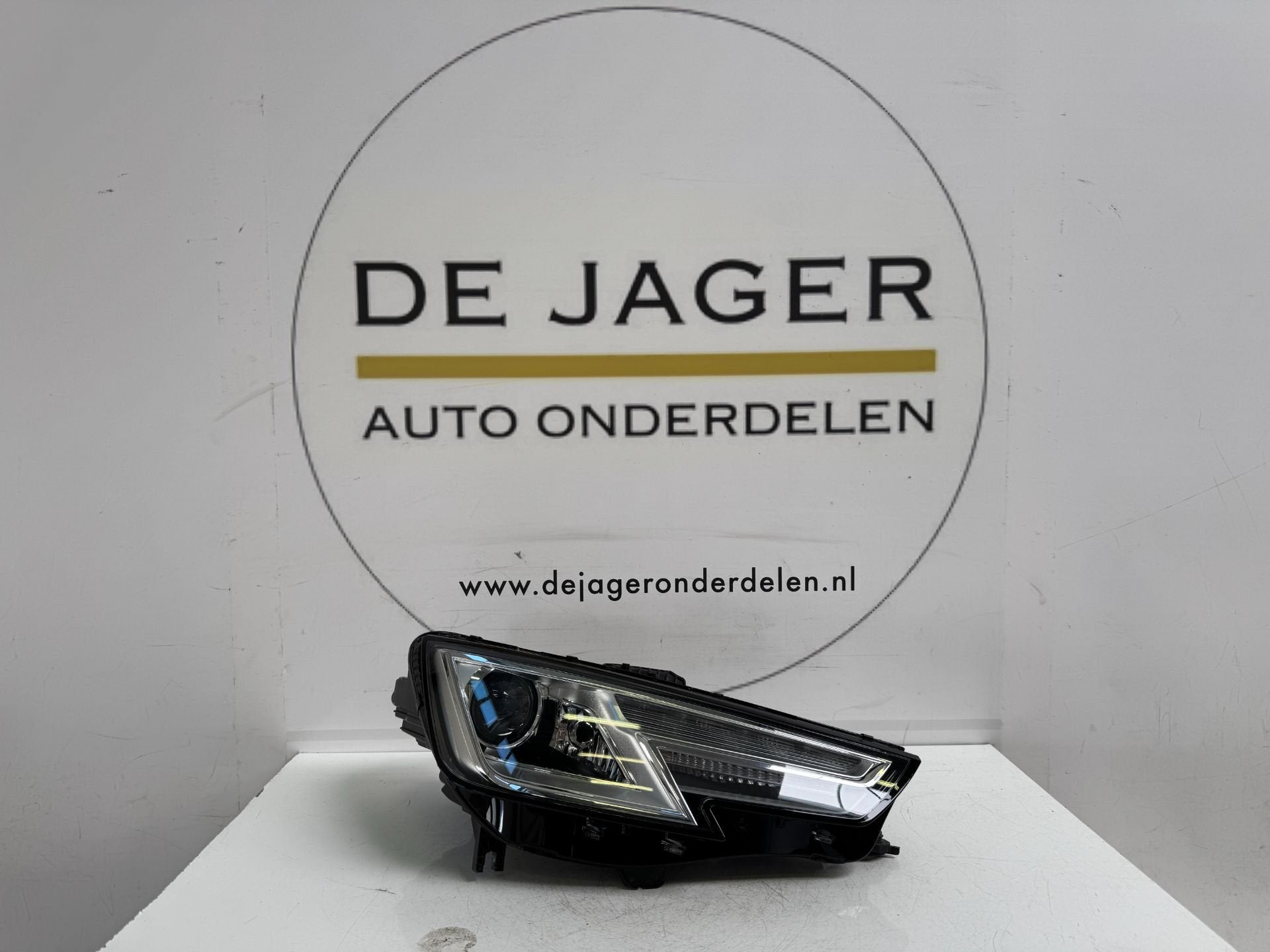 AUDI A4 B9 PHARE LED XENON DROIT 8W0941006 2015-, AUDI AG, Auto-Union-Strasse 1
85045  Ingolstadt, DE, Audi, Utilisé