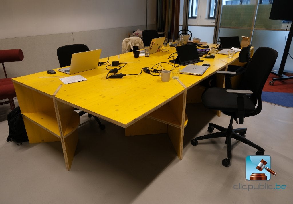 Table de réunion (chaises en option), Enlèvement, Utilisé, Jaune, Bois