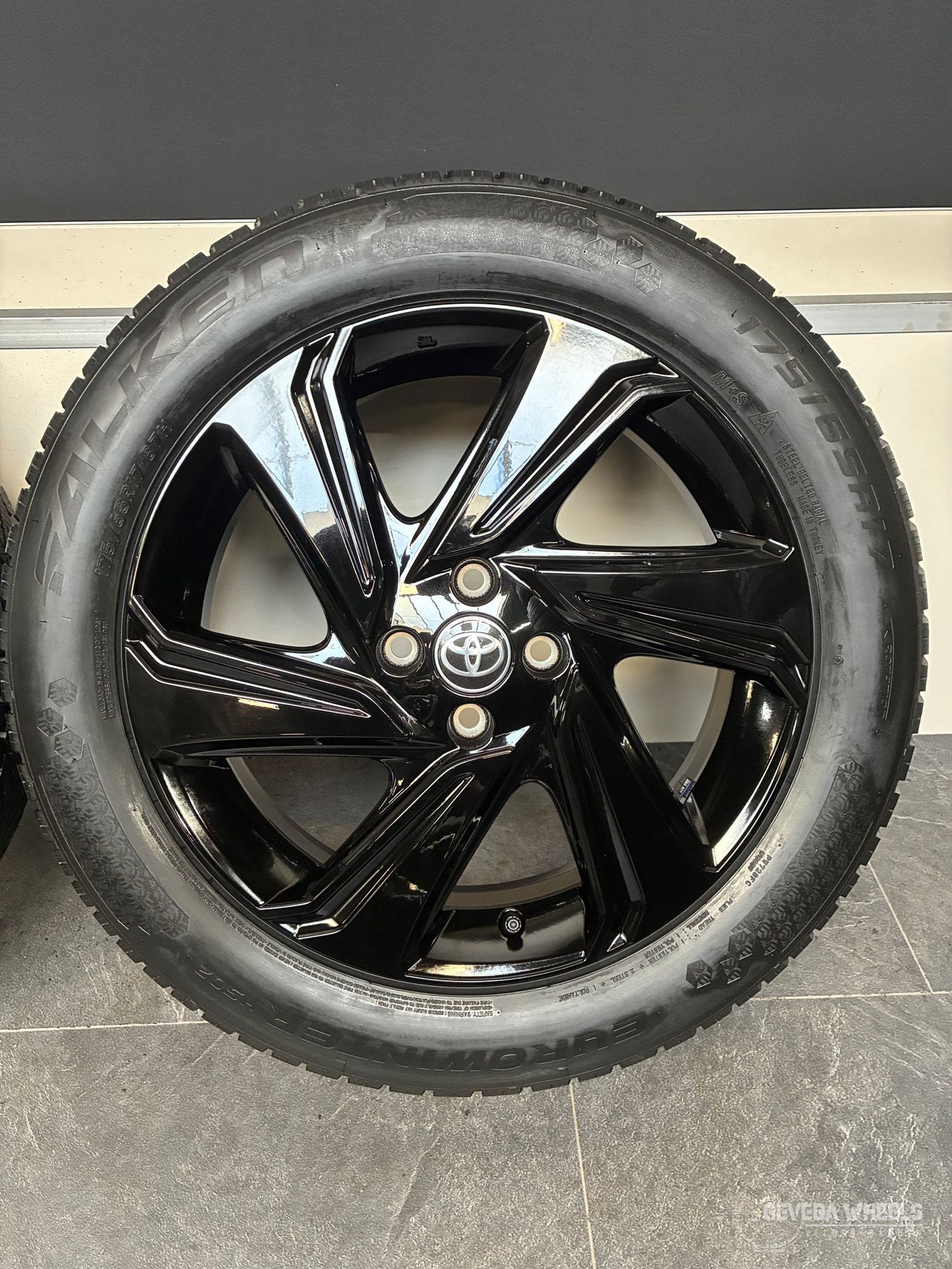 17” originele Toyota Aygo X velgen + winterbanden 4x100 PW45, Auto-onderdelen, Gebruikt, -, 175 mm, -