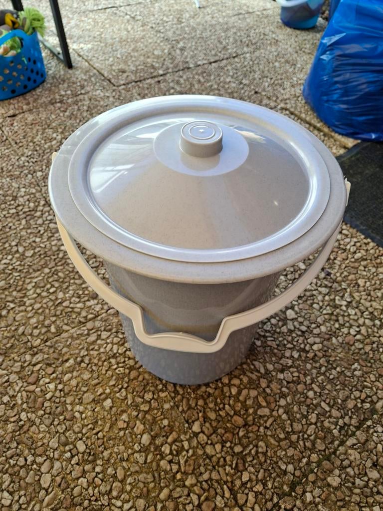 Grote toilet-emmer met deksel, Ophalen, Zo goed als nieuw, Kunststof, Met deksel
