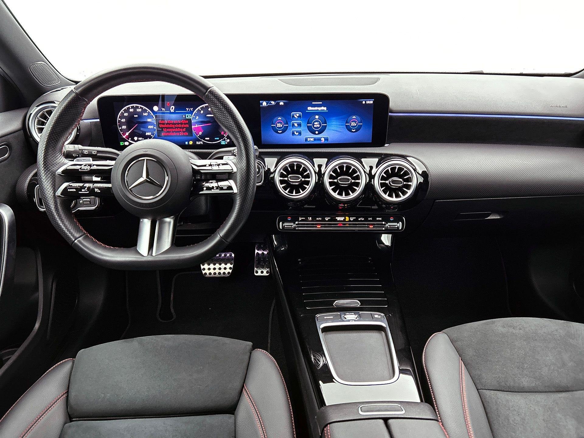 Mercedes-Benz A-Klasse 180 Hatchback AMG Line | Night Pack |, Auto's, Dealer onderhouden, Stof, Gebruikt, 4 cilinders