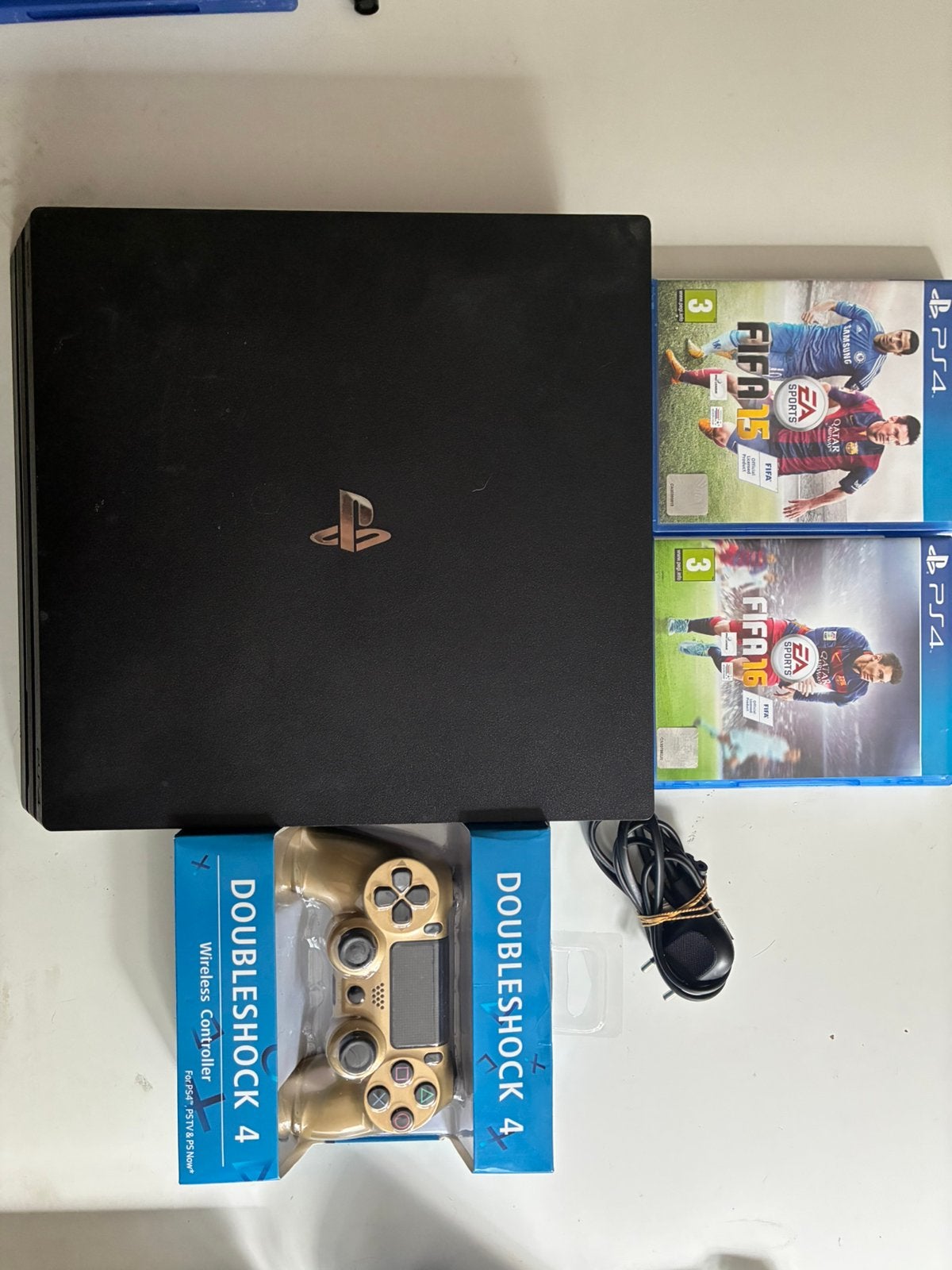 PlayStation 4 pro met 2 controllers en FIFA games, Games en Spelcomputers, Spelcomputers | Sony PlayStation 4, Ophalen of Verzenden