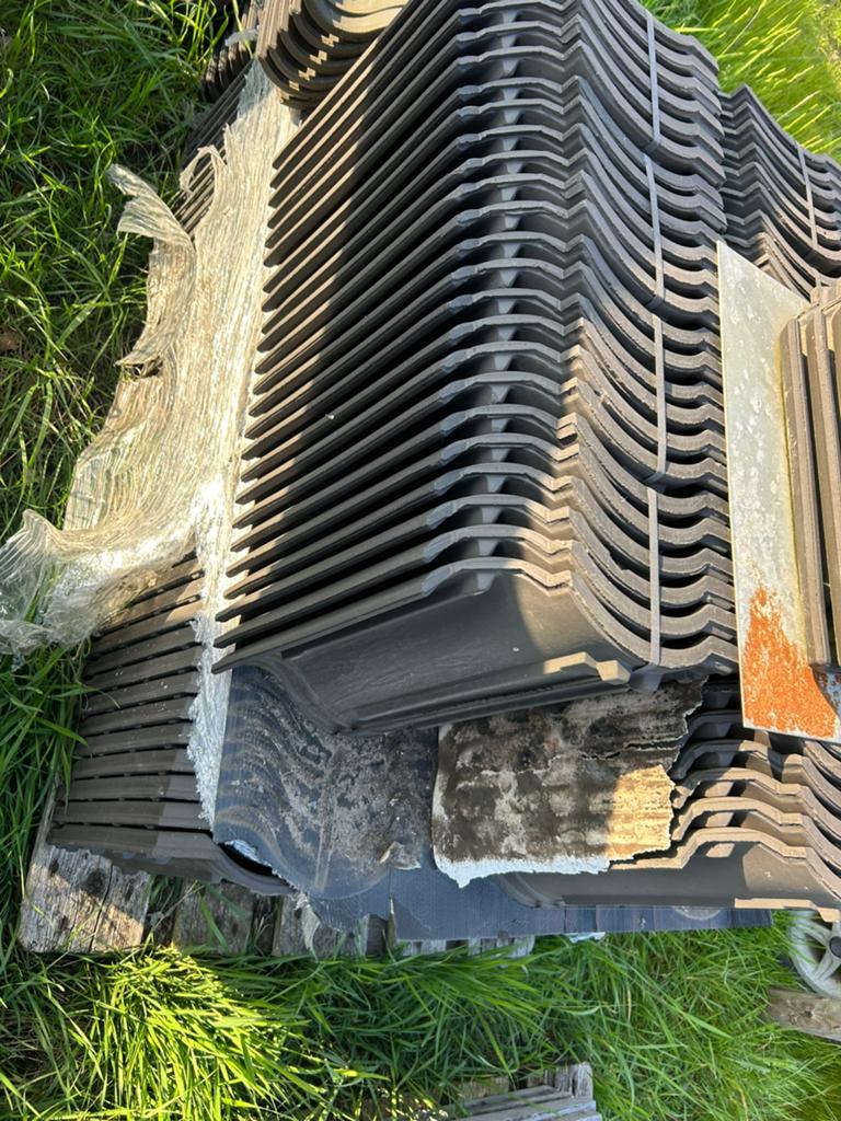 Gratis Dakpannen, Doe-het-zelf en Bouw, Dakpannen en Dakbedekking, Ophalen, Zo goed als nieuw, Blauw, Dakpannen