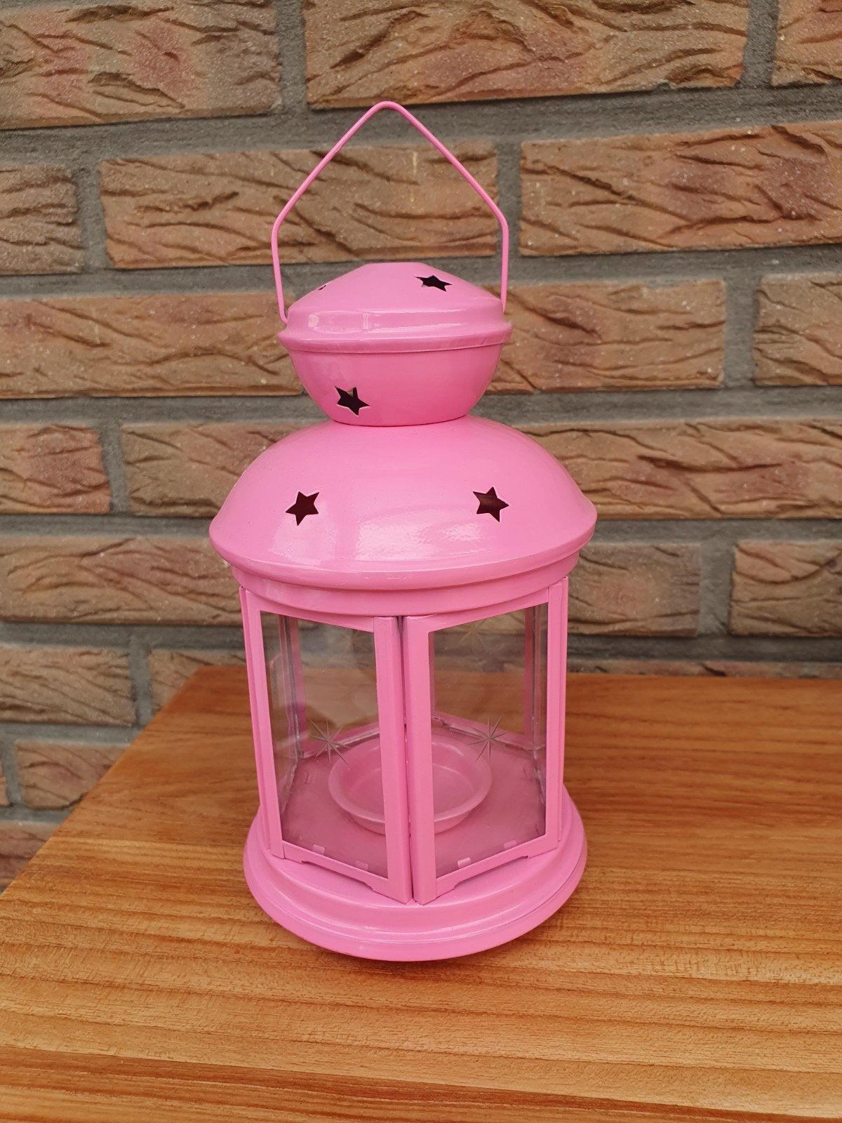 Roze metalen lantaarn, Ophalen