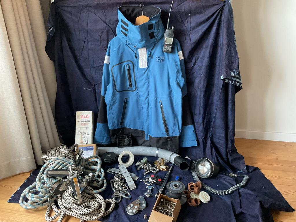 Jachtbeslag, zeilkledij, marifoon, diversen. Totaal pakket., Ophalen, Minder dan 15 m², Zo goed als nieuw, 6 meter of meer