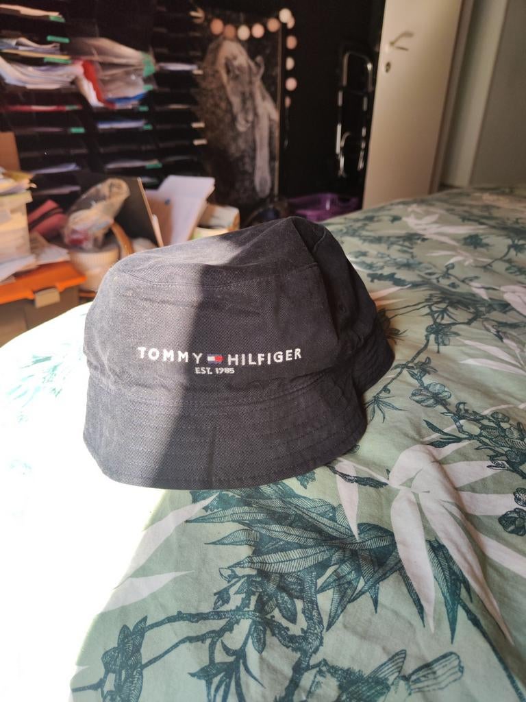 Bob Tommy Hilfiger réversible Comme neuf, Vêtements | Hommes, Chapeaux & Casquettes, Enlèvement, Chapeau