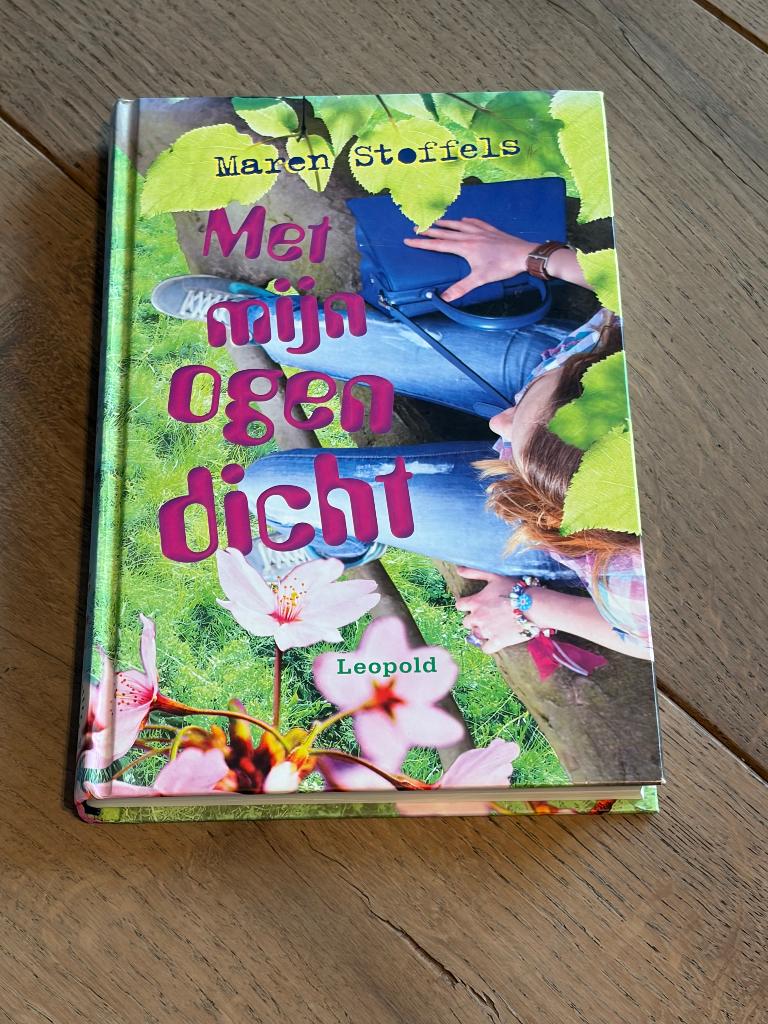 Maren Stoffels - Met mijn ogen dicht, Boeken, Ophalen of Verzenden, Gelezen, Fictie algemeen