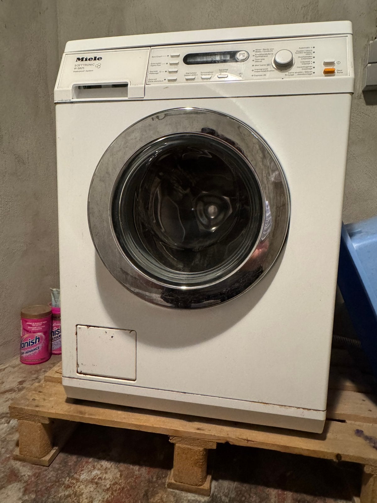 Machine à laver de la marque Miele, 1200 à 1600 tours, 6 à 8 kg, Programme lavage à la main, Chargeur frontal