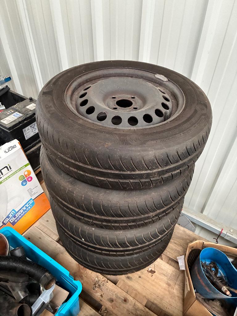 Pneus roues 185 65 15  88T Dacia jantes dunlop, Enlèvement, Pneu(s)