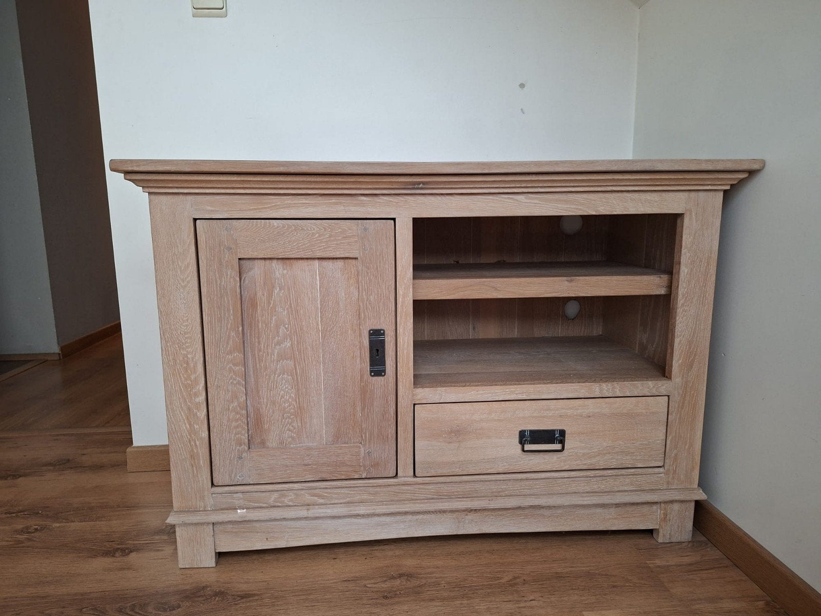 eiken tv kast, Enlèvement