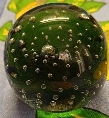 Presse-papiers vintage en verre soufflé vert à bulles, Envoi