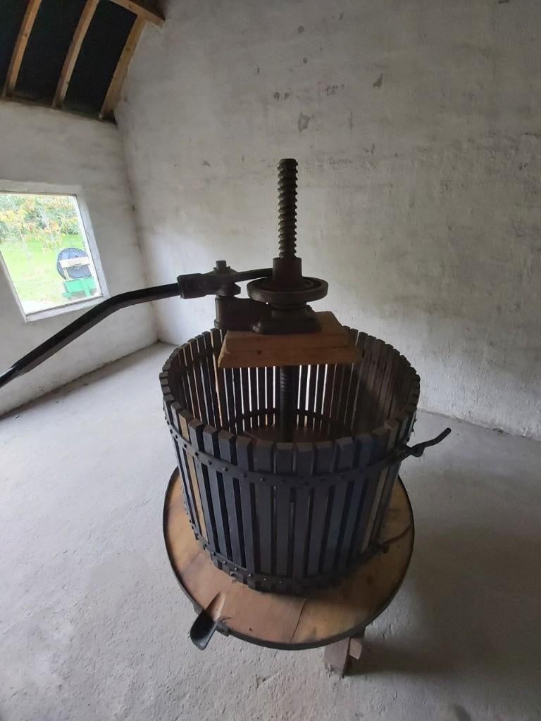 Pressoir à vin, ancien mais solide et fonctionnel !, Enlèvement, Utilisé, Autres types