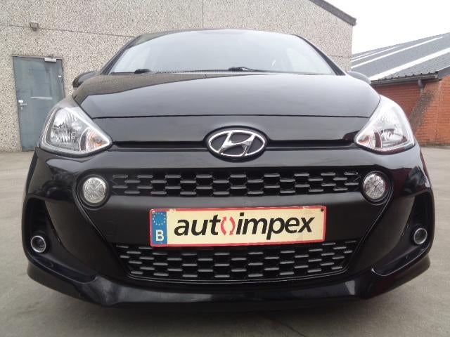 HYUNDAI I10 5P 1000CC BENZINE AUTOMAAT+NAVI EURO6B, Auto's, Stof, 4 cilinders, Zwart, Start-stop-systeem