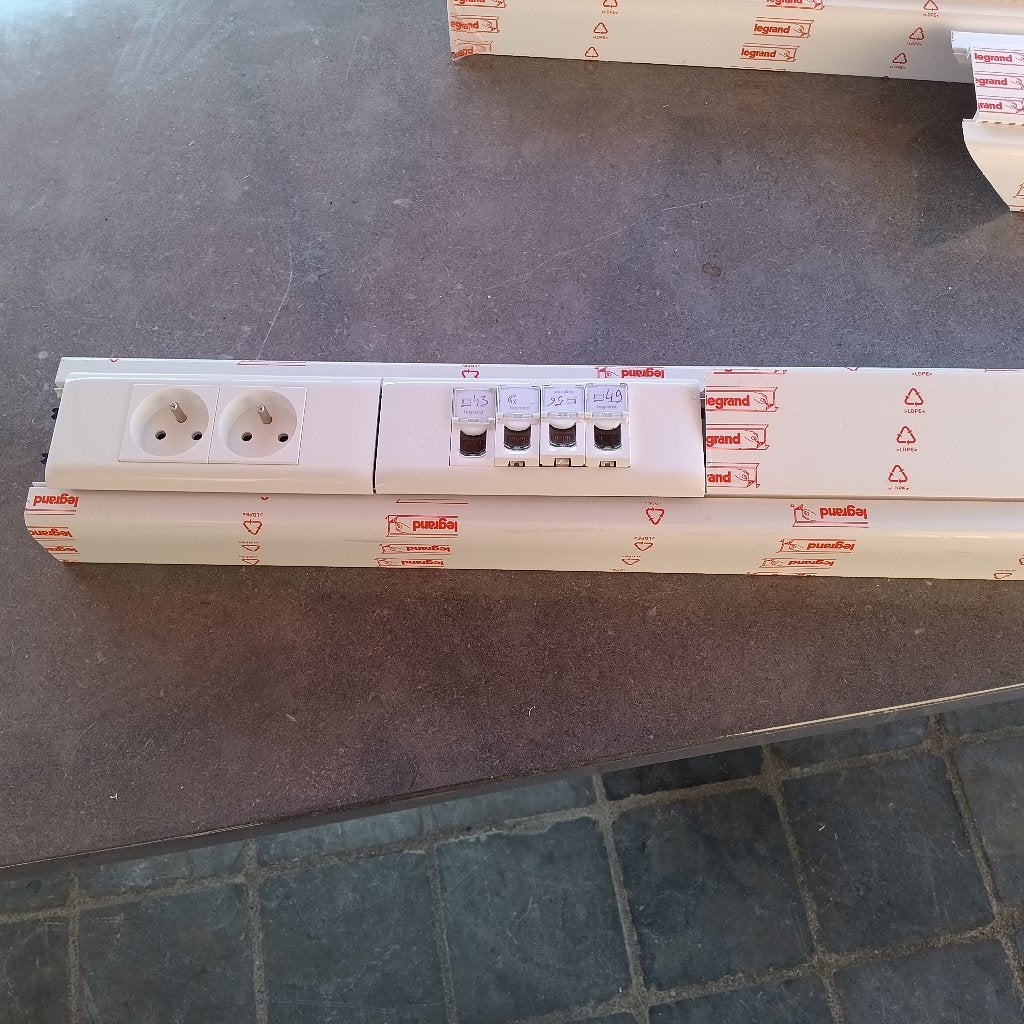 dlp goot met stopcontacten en utp's cat6 mosaic, Ophalen, Zo goed als nieuw, Stopcontact