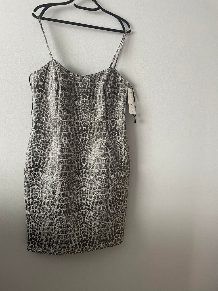 Nieuw SWING DRESS zilverzwart glanzend party XL, SWING, Ophalen of Verzenden, Nieuw, Overige kleuren