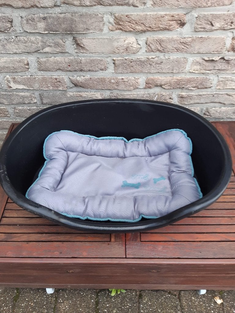 hondenbed van kunststof met kussen, Dieren en Toebehoren, Ophalen, Zo goed als nieuw