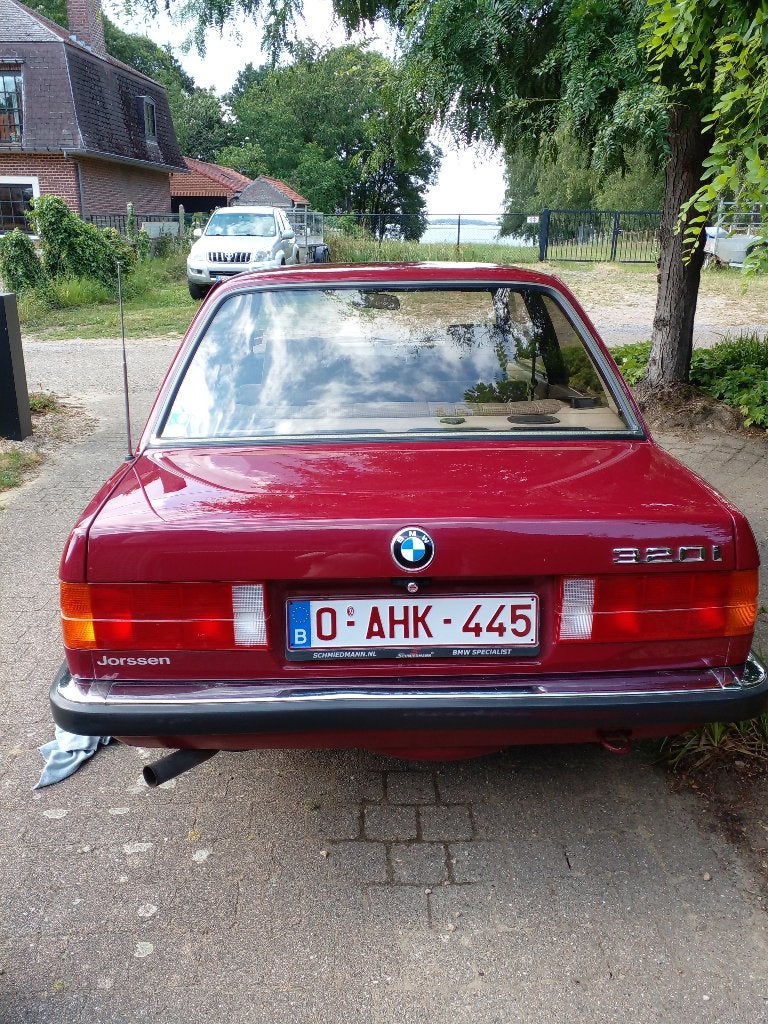 Oldtimer BMW E30, foto 2