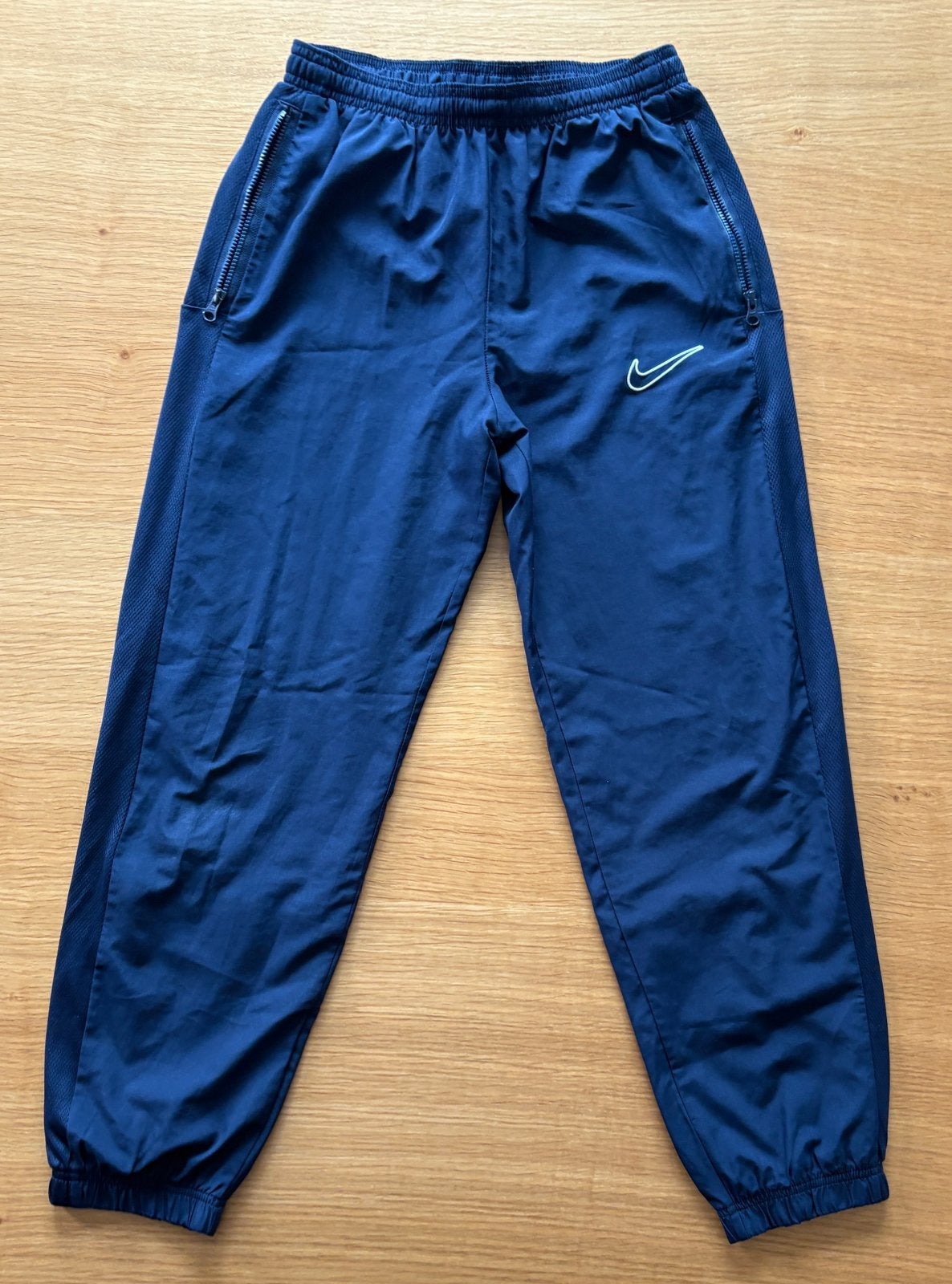 Pantalon de sport bleu marine  NIKE - 10-11 ans - 15€, Kinderen en Baby's, Ophalen of Verzenden, Zo goed als nieuw, Jongen, Sport- of Zwemkleding