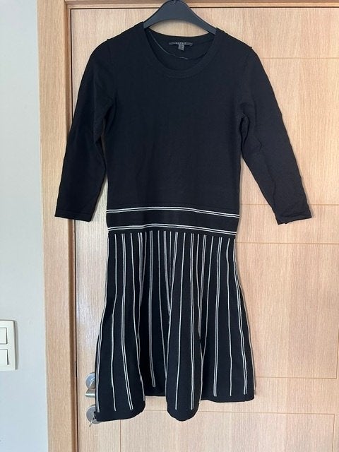 Nette jurk Esprit XS (nr2140a), Kleding | Dames, Jurken, Zwart, Ophalen of Verzenden, Zo goed als nieuw, Knielengte