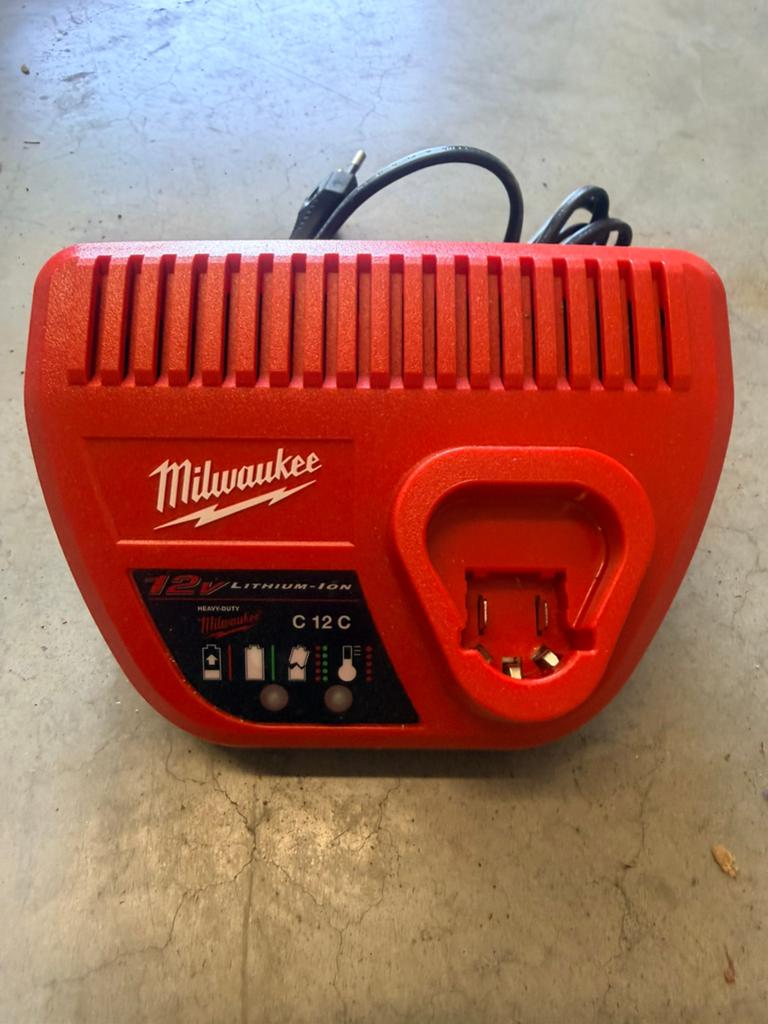10 stuks milwaukee 12v batterij oplader + zak, Doe-het-zelf en Bouw, Ophalen, Zo goed als nieuw