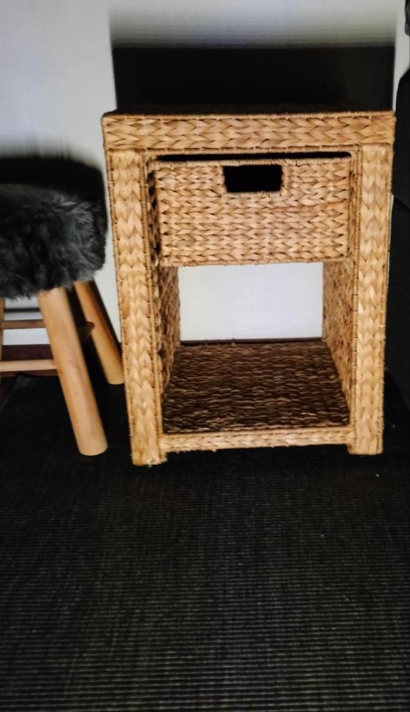 2 rieten kastjes, bijzettafeltjes, nachtkastjes -nette staat, Huis en Inrichting, Ophalen