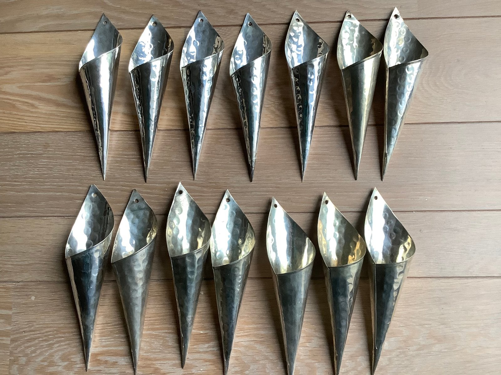 Set van 14 gehamerde zilverkleurige metalen wandvazen., Huis en Inrichting, 23 cm, Gebruikt, Ophalen of Verzenden, Metaal