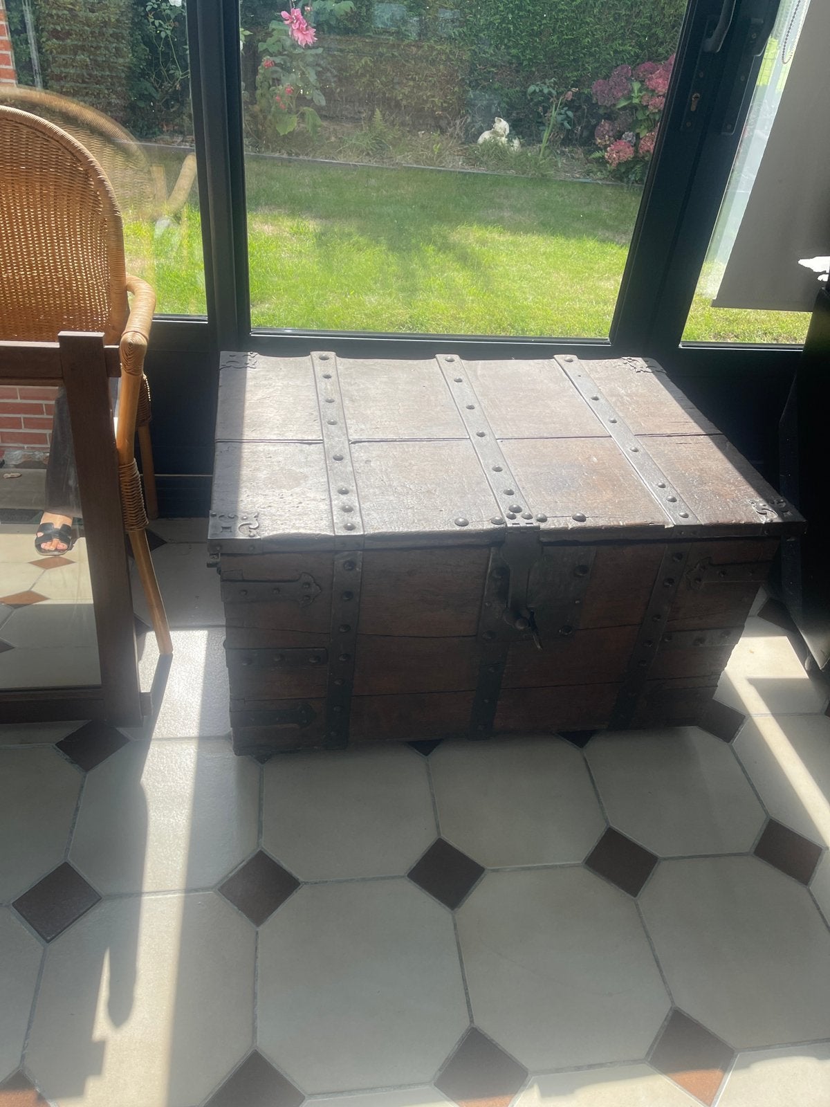 Coffre en bois tres solide et antique, Ophalen
