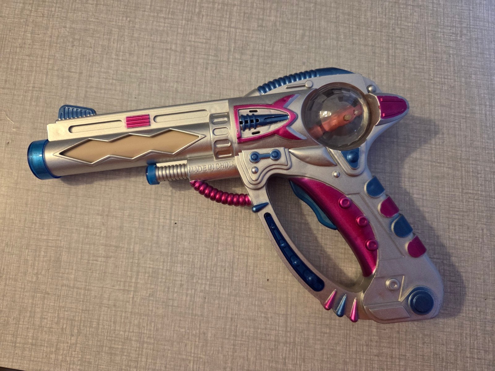 Pistolet jouet, lumière et son., Enlèvement ou Envoi, Comme neuf, Garçon ou Fille