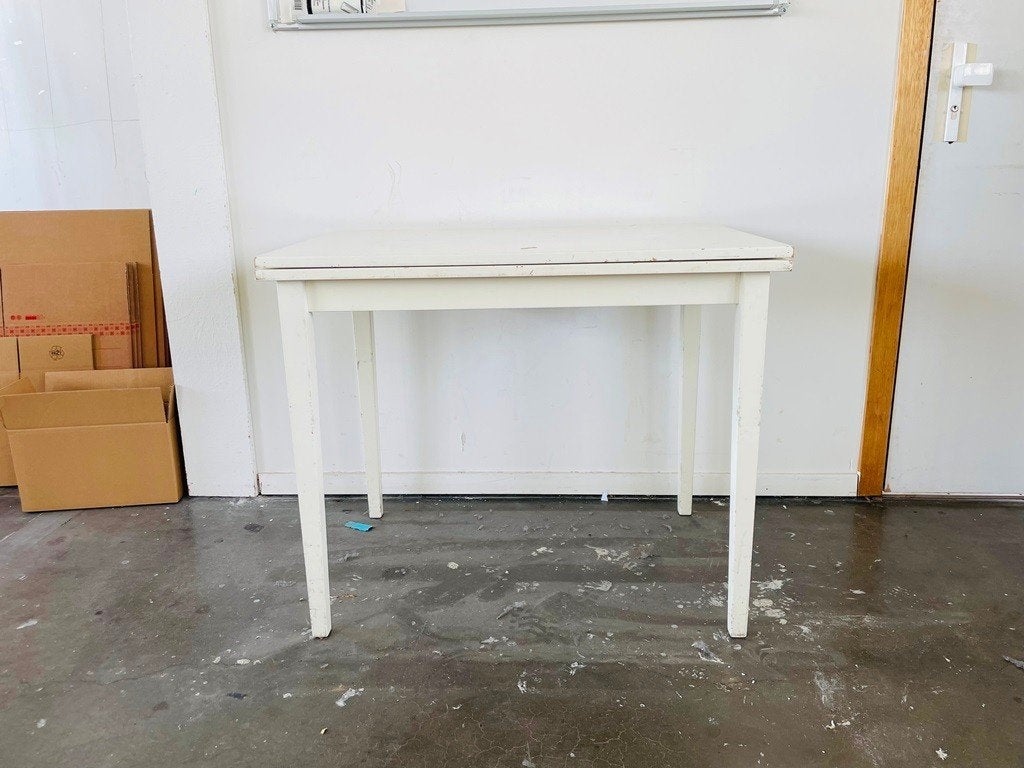 Tables, armoires, fauteuils, chaises à donner @ OXFAM Sol, Enlèvement