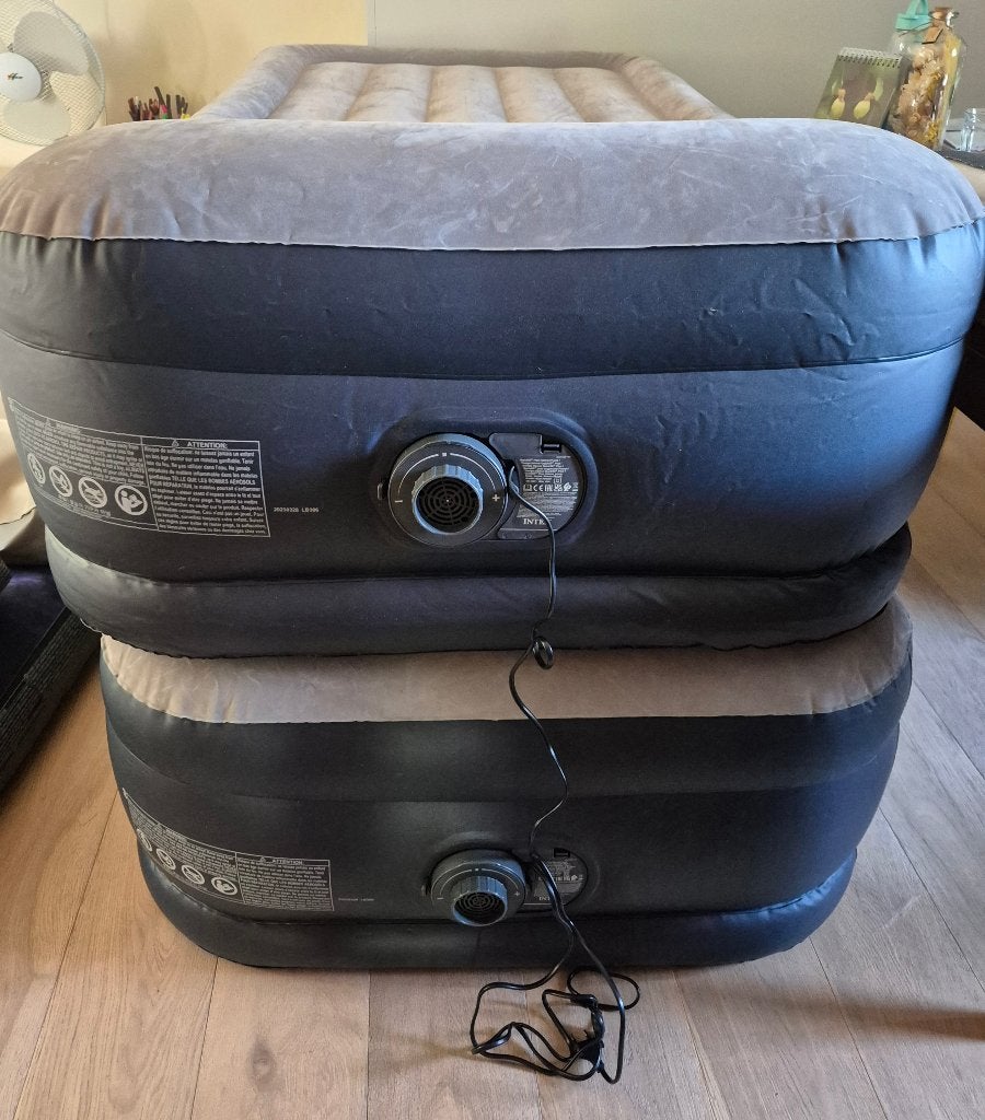 Intex luchtmatras 2 stuks (apart te kopen), Ophalen of Verzenden, Ingebouwde pomp, Gebruikt, 1-persoons
