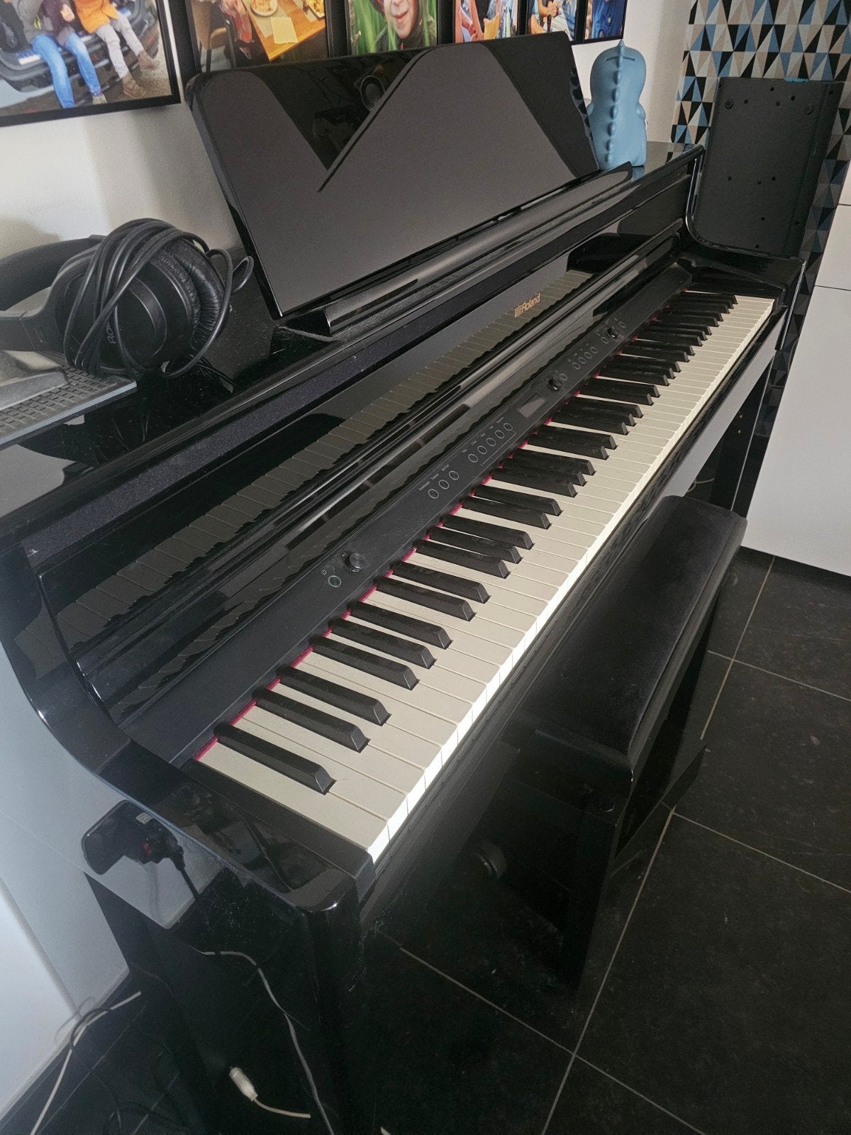 Roland HP704, Enlèvement, Noir, Piano