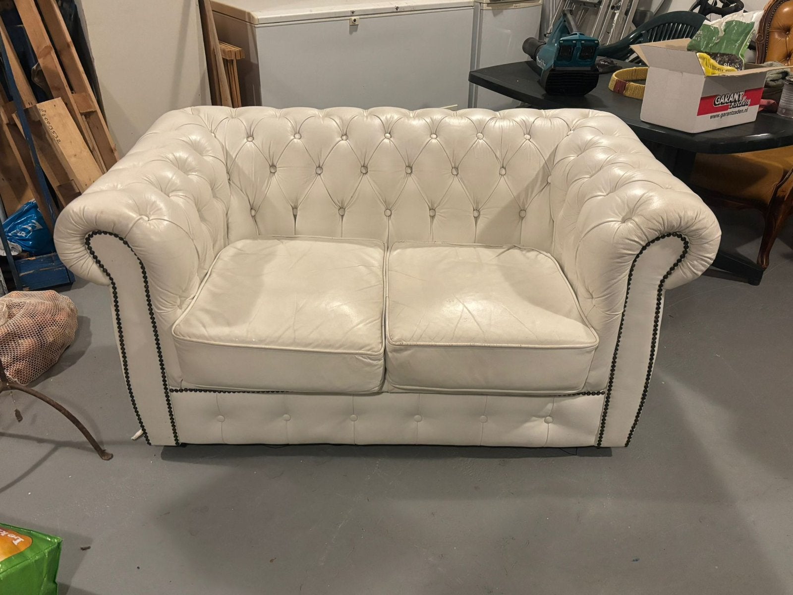 Chesterfield 2-zits zetel - Wit leer, Huis en Inrichting, Zetels | Zetels en Chaises Longues, Zo goed als nieuw, Tweepersoons