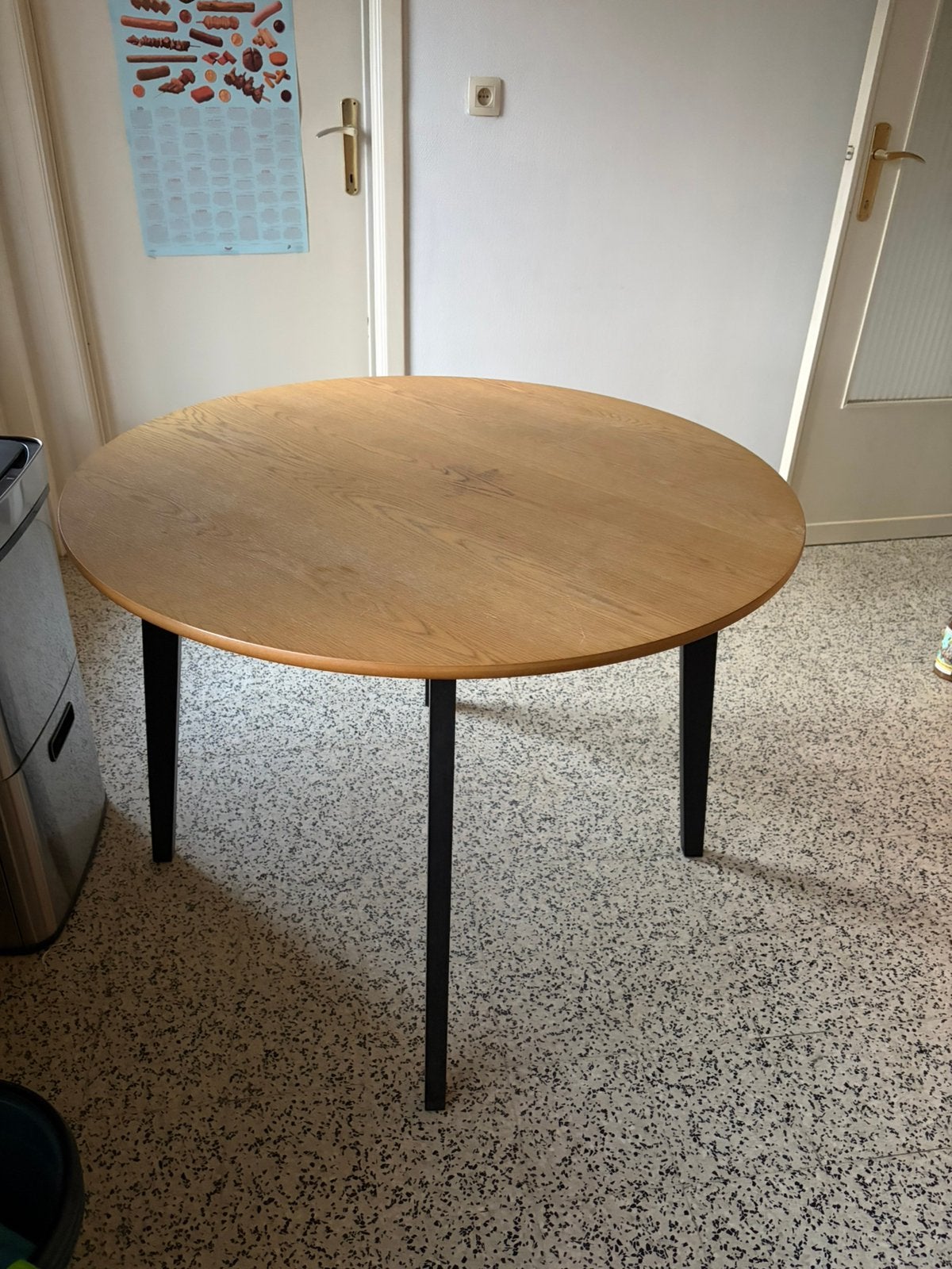 Ronde eettafel Ø105 cm – houtlook met zwarte poten, Ophalen, Gebruikt