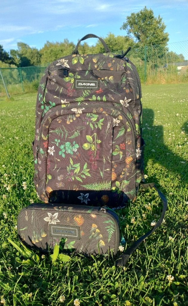 Dakine boekentas ( rugzak) met bijhorende pennezak, Handtassen en Accessoires, Tassen | Schooltassen, Ophalen, Gebruikt